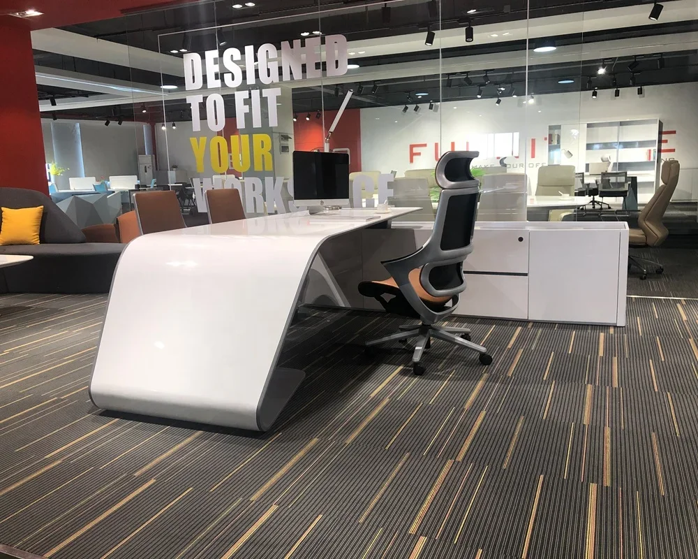 Office Tech And Management - Bureau de direction moderne en forme